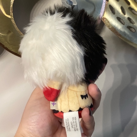 Hallmark Itty Bittys - Cruella de Vil 🖤🤍❤️ - Picture 3 of 5